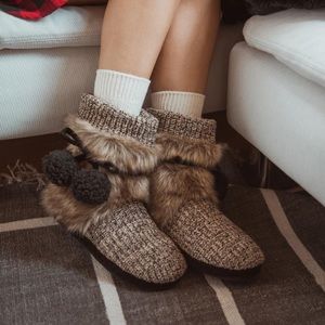 NWT Muk Luks Leslie Slippers